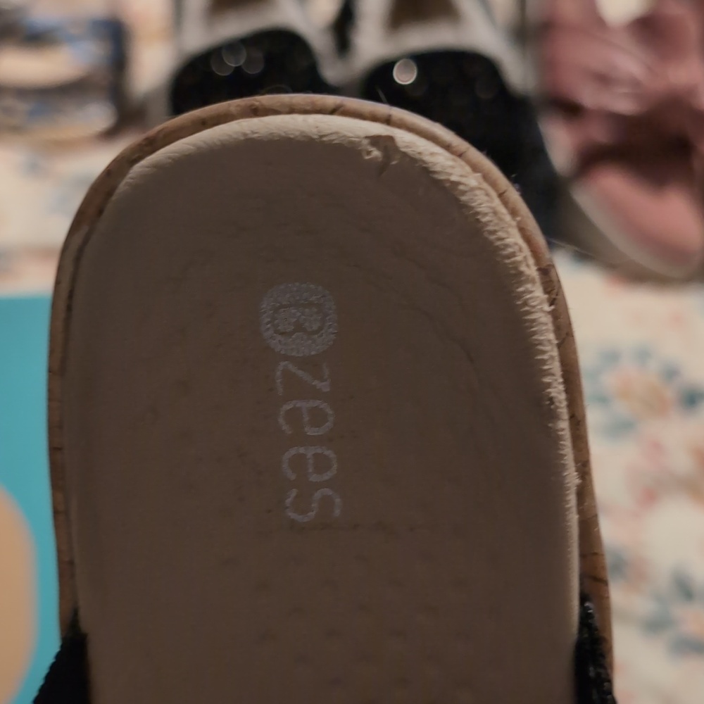 Bzees Black Sandals, 9M - Picture 6 of 13